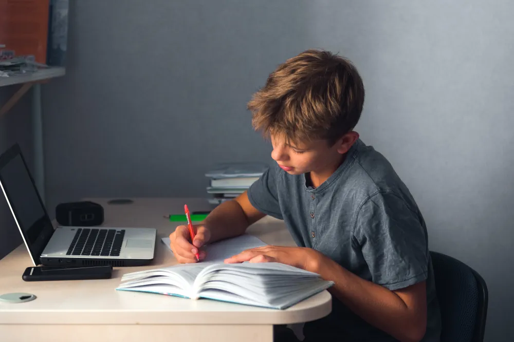 Imtihon natijalari yomonlashmoqda: Sun’iy intellekt o‘quvchilarga qanday ta’sir ko‘rsatmoqda?