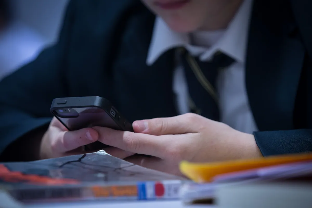 14 yoshgacha ijtimoiy tarmoqda akkaunti bor o‘quvchilar ayrim fanlardan pastroq natija ko‘rsatadi — tadqiqot
