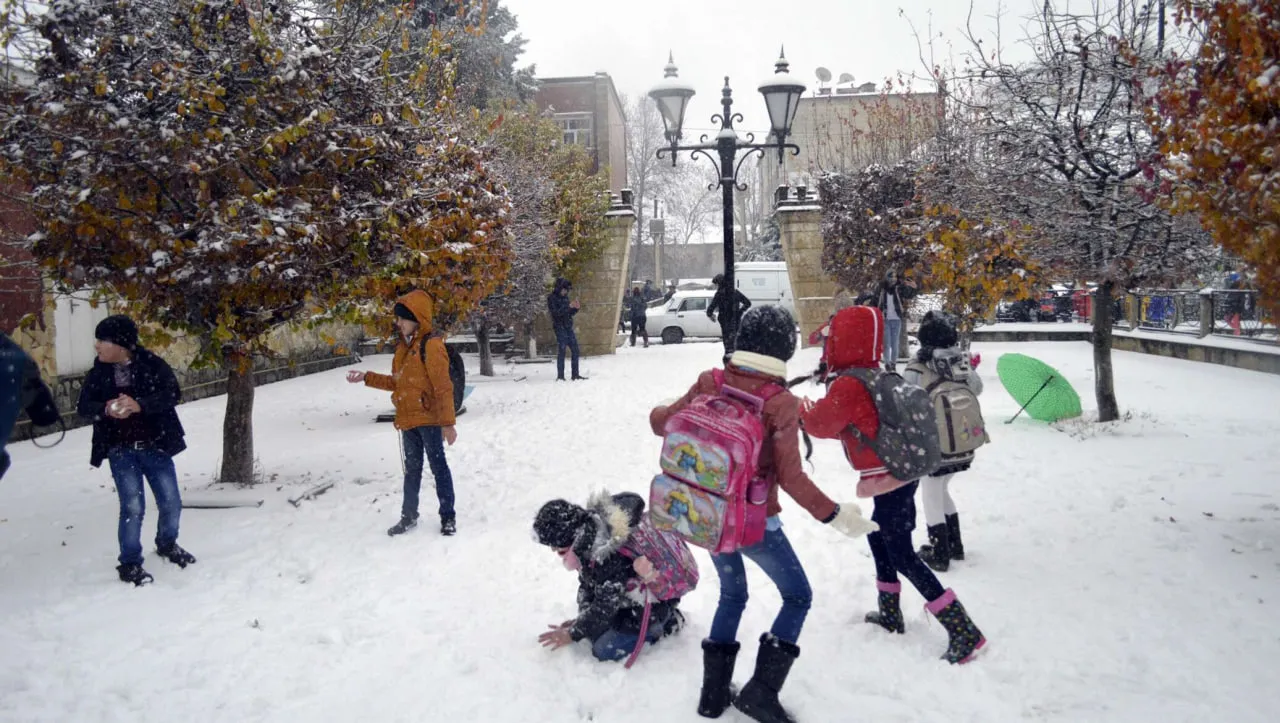 Ҳаво совуқлиги сабаб мактабда дарслар вақтини 45 дақиқадан 40 дақиқага қисқартириш мумкинми?