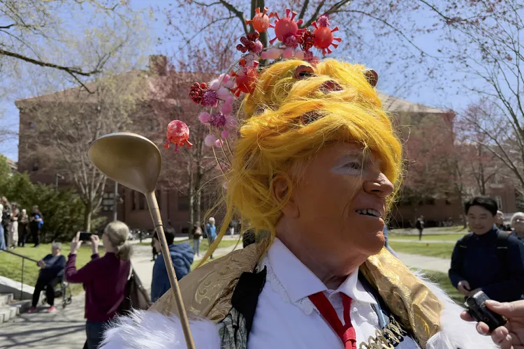 Tramp chet ellik talabalar uchun Garvardda o‘qish vizalarini cheklovchi farmonni imzoladi