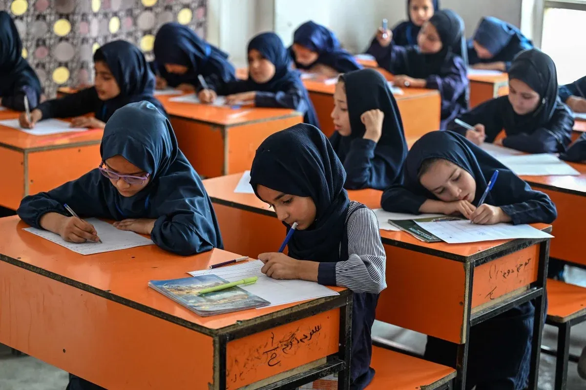 YUNESKO 2,4 million afg‘on qizi ta’lim olish imkoniyatidan mahrum bo‘lganini ma’lum qildi