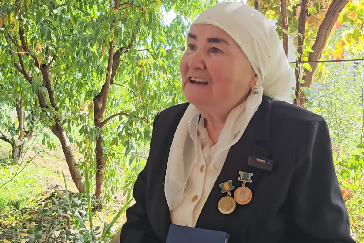 “Kelinlarim va o‘g‘illarim yordam berishdi” — Andijonda 68 yoshli onaxon bakalavr diplomini oldi