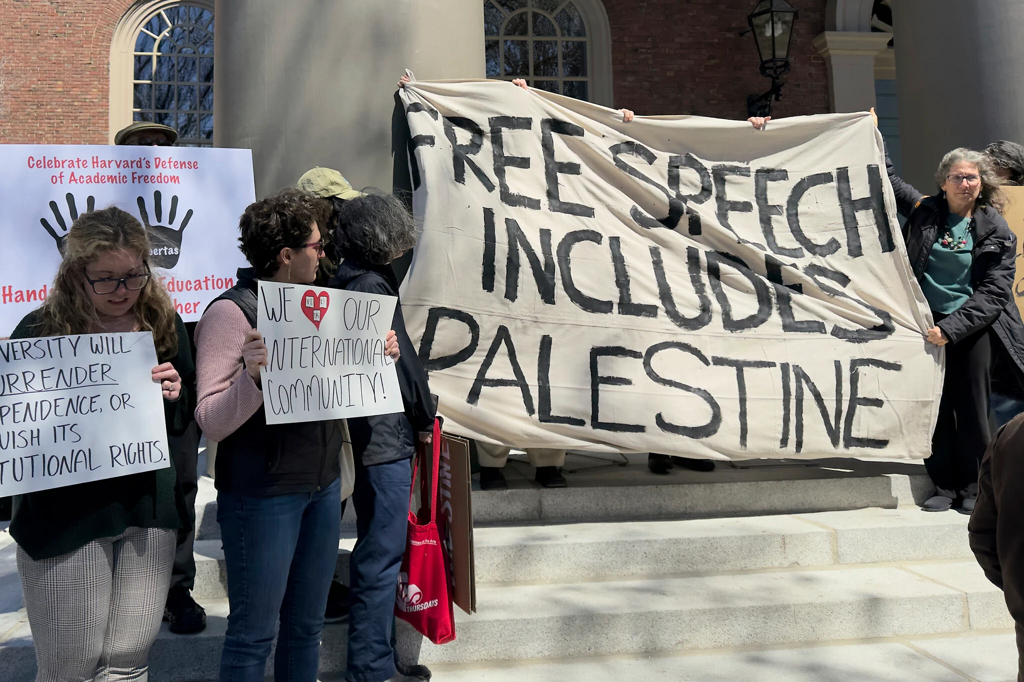 Garvard universiteti AQSH prezidenti Donald Tramp ma’muriyatini sudga berdi