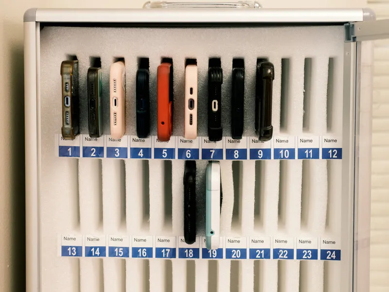 AQSh maktablarida telefonlardan foydalanish taqiqlandi. O‘quvchilar esa buni samarasiz deb baholashmoqda