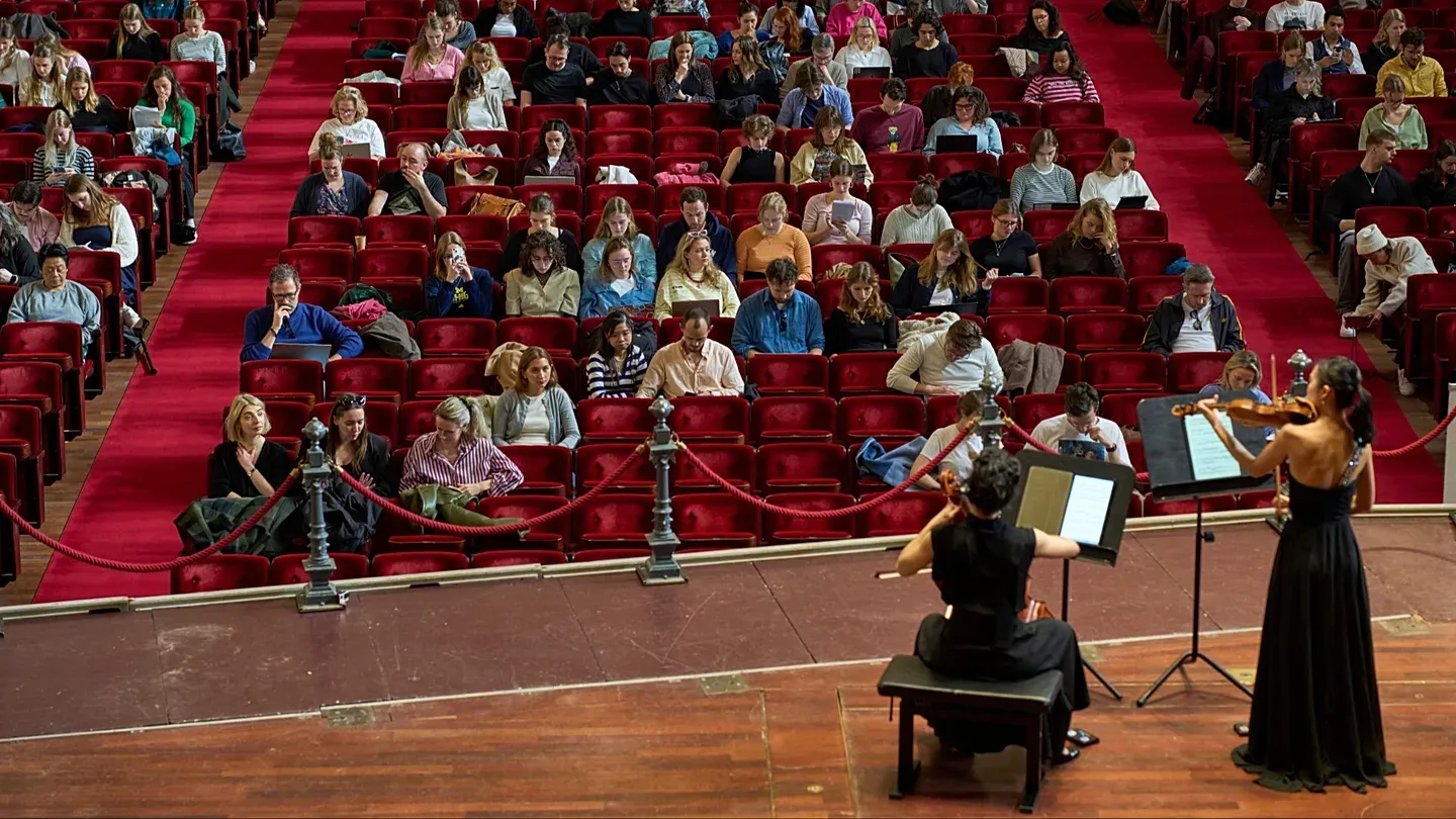 Musiqa va ta’lim uyg‘unligi: Niderlandiyada talabalar konsert zalida dars qilmoqda