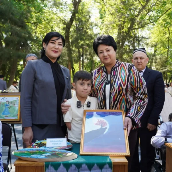 Vazirlik xodimlari alohida ehtiyojli bolalar chizgan rasmlarni auksionda sotib oldi
