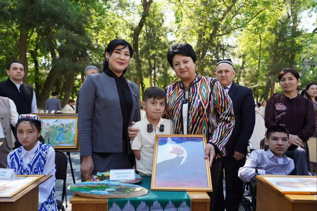 Vazirlik xodimlari alohida ehtiyojli bolalar chizgan rasmlarni auksionda sotib oldi
