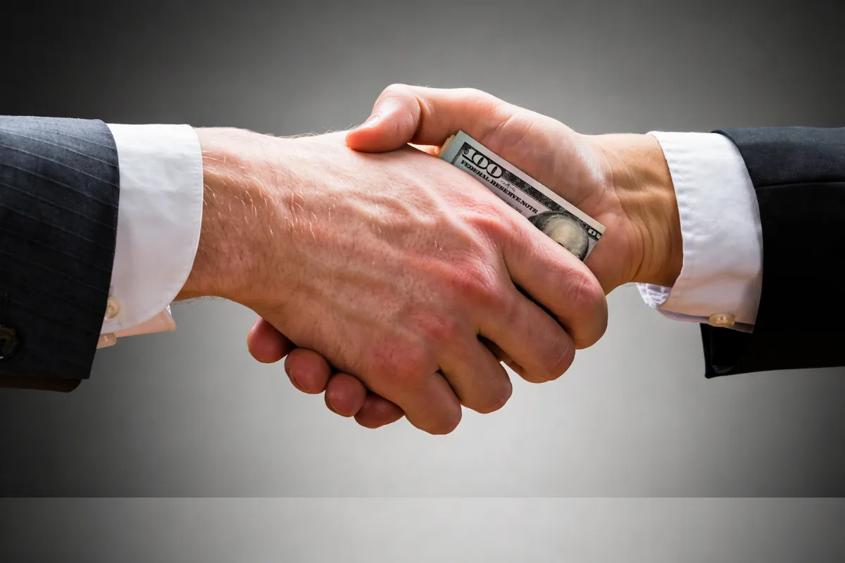 Surxondaryoda maktab direktori 2 mln soʻm pora olgani uchun 4 yilga qamaldi