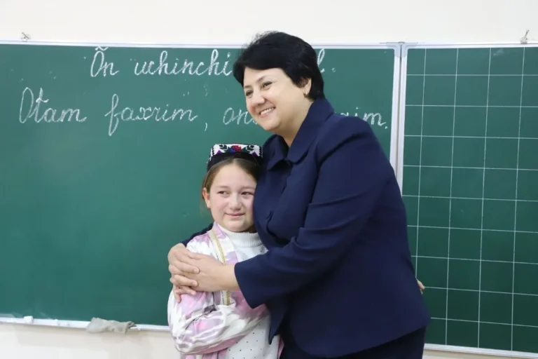 Vazir tizimdagi pedagoglardan bola huquqlarini himoya qilishni so‘radi