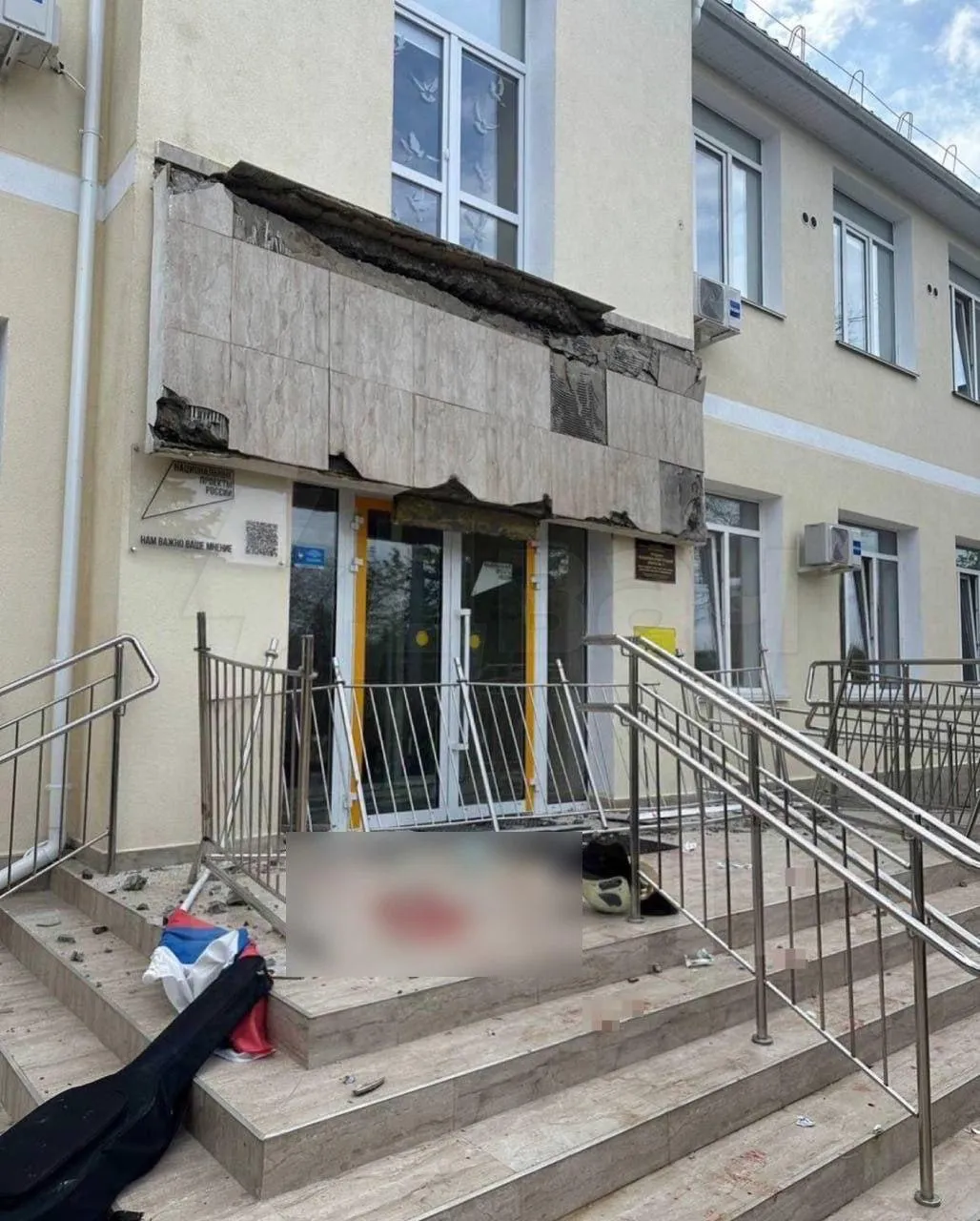 Rossiyada bitiruvchilar fotosessiya vaqtida ikkinchi qavat balkonidan yiqilib tushdi