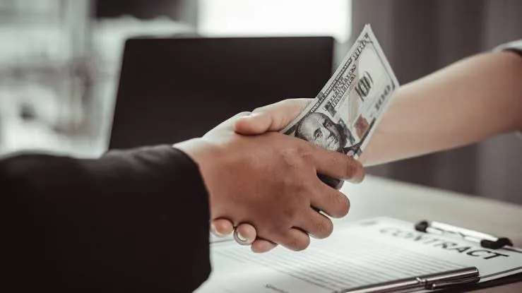 Texnikum direktori tadbirkordan 10 ming dollar olgani uchun jazolandi