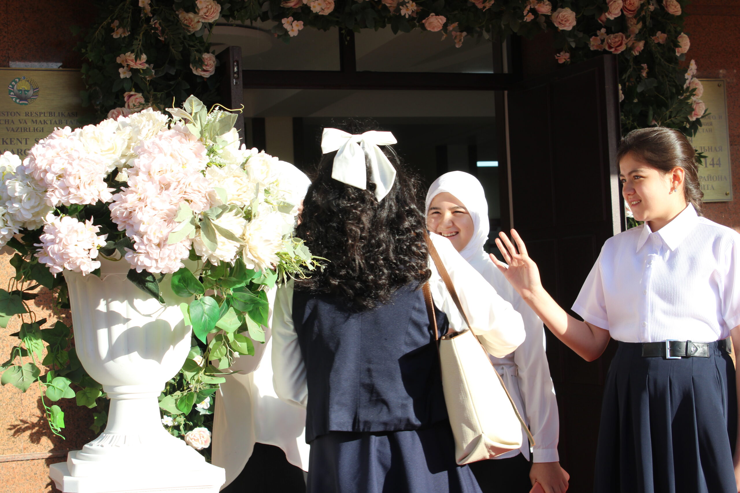 Bugundan maktablarda yangi o‘quv yili boshlandi — fotoreportaj