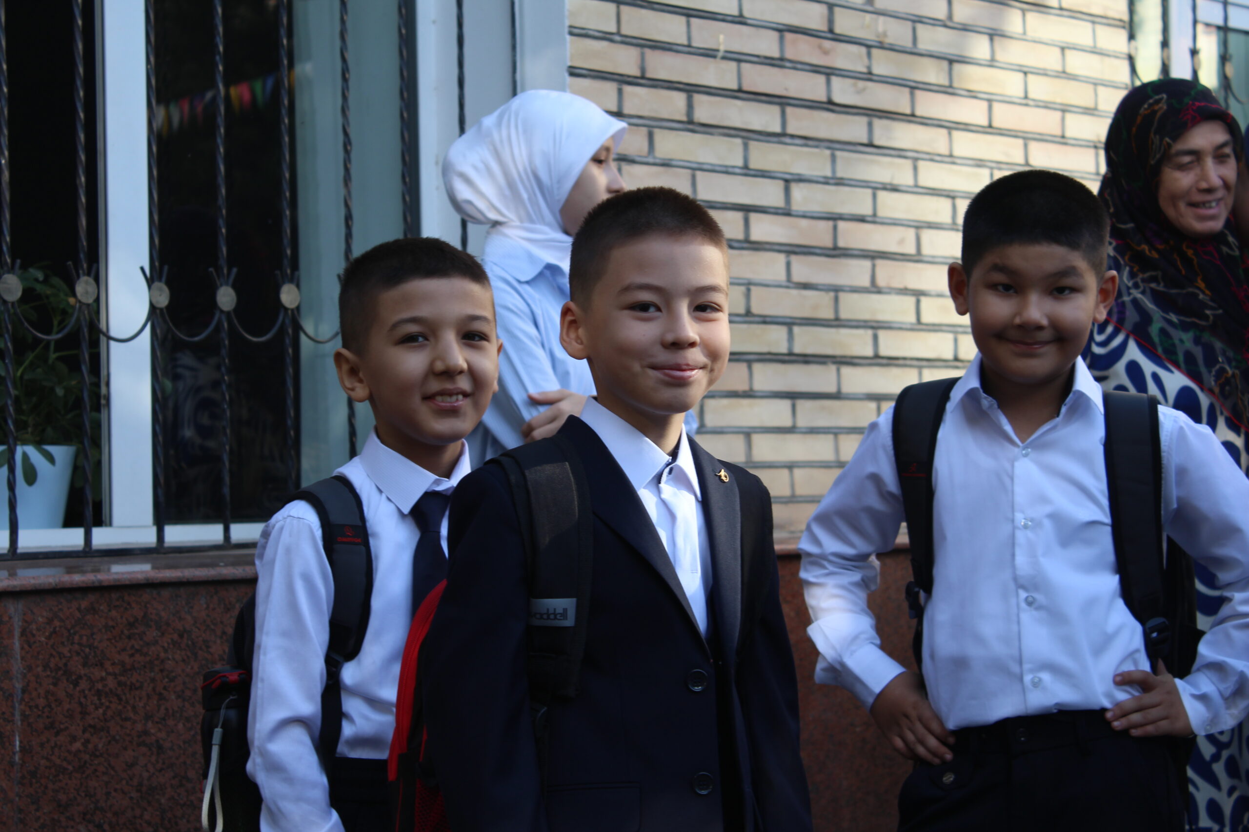 Bugundan maktablarda yangi o‘quv yili boshlandi — fotoreportaj