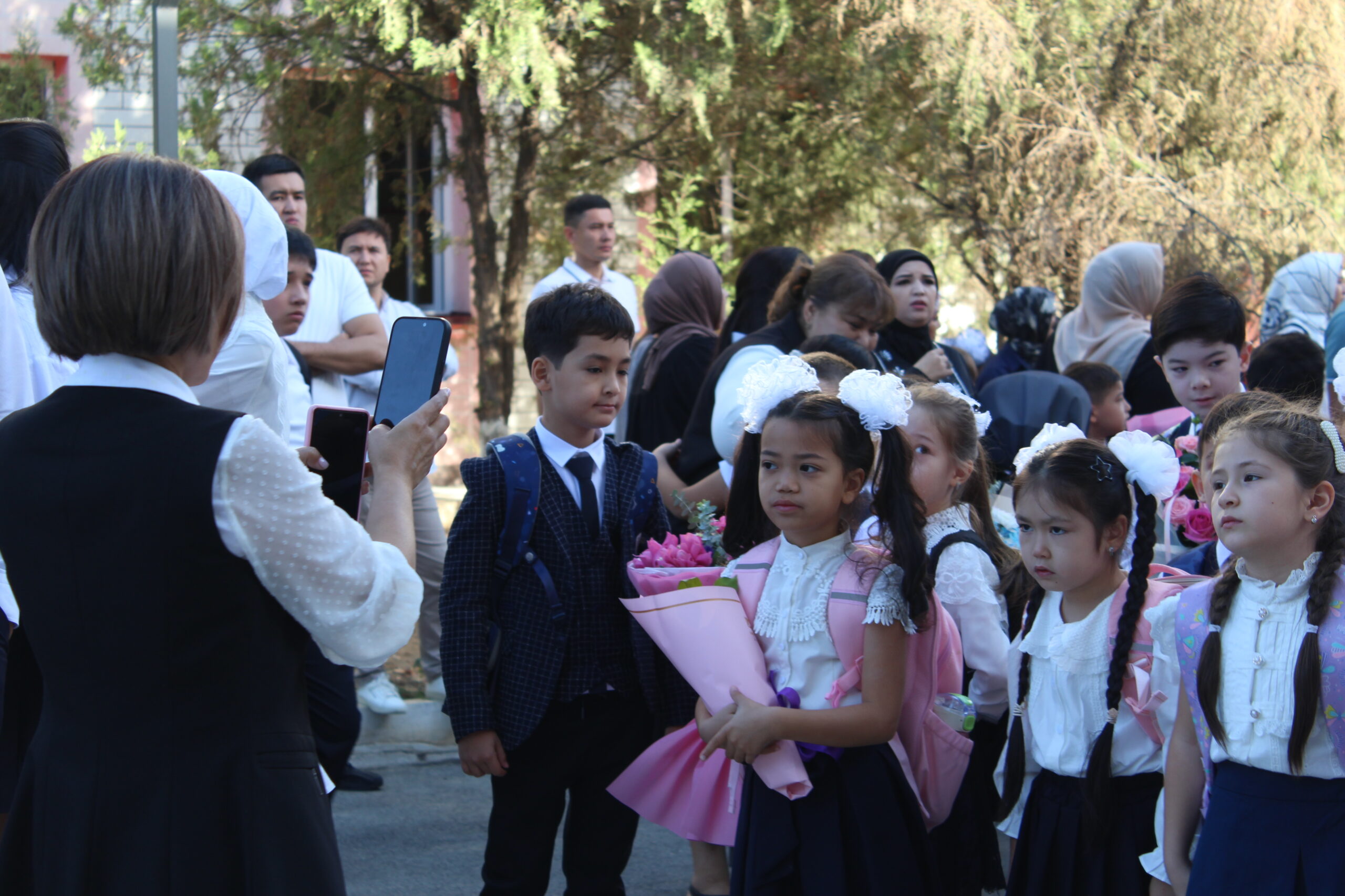 Bugundan maktablarda yangi o‘quv yili boshlandi — fotoreportaj