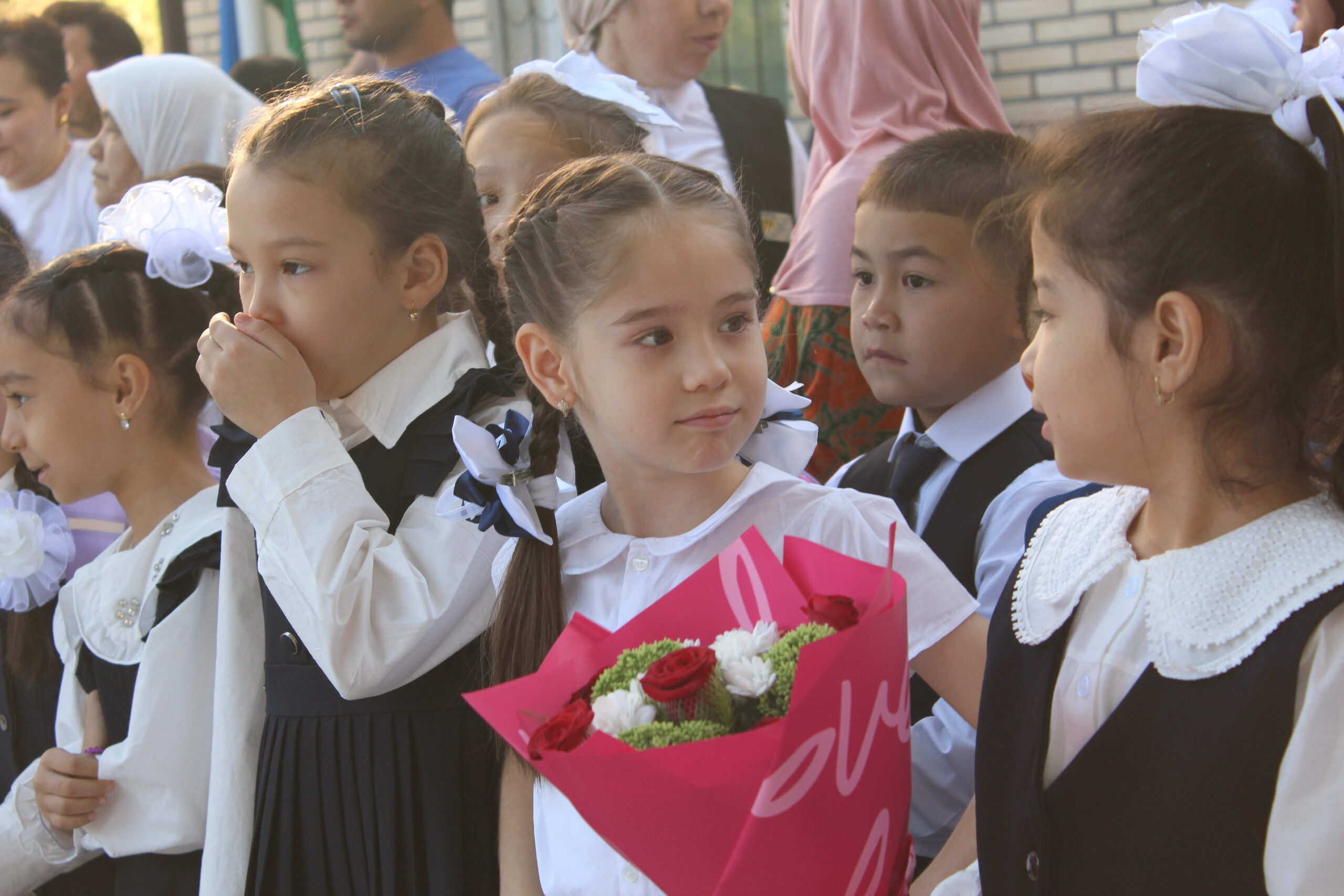 Bugundan maktablarda yangi o‘quv yili boshlandi — fotoreportaj