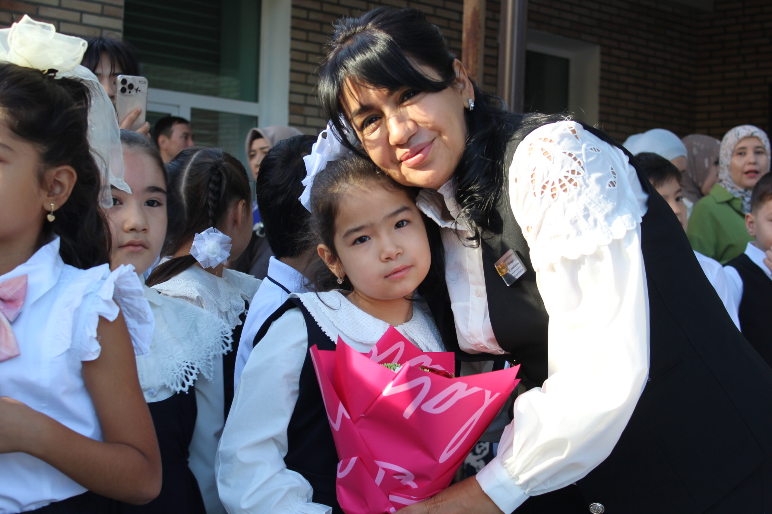 Bugundan maktablarda yangi o‘quv yili boshlandi — fotoreportaj