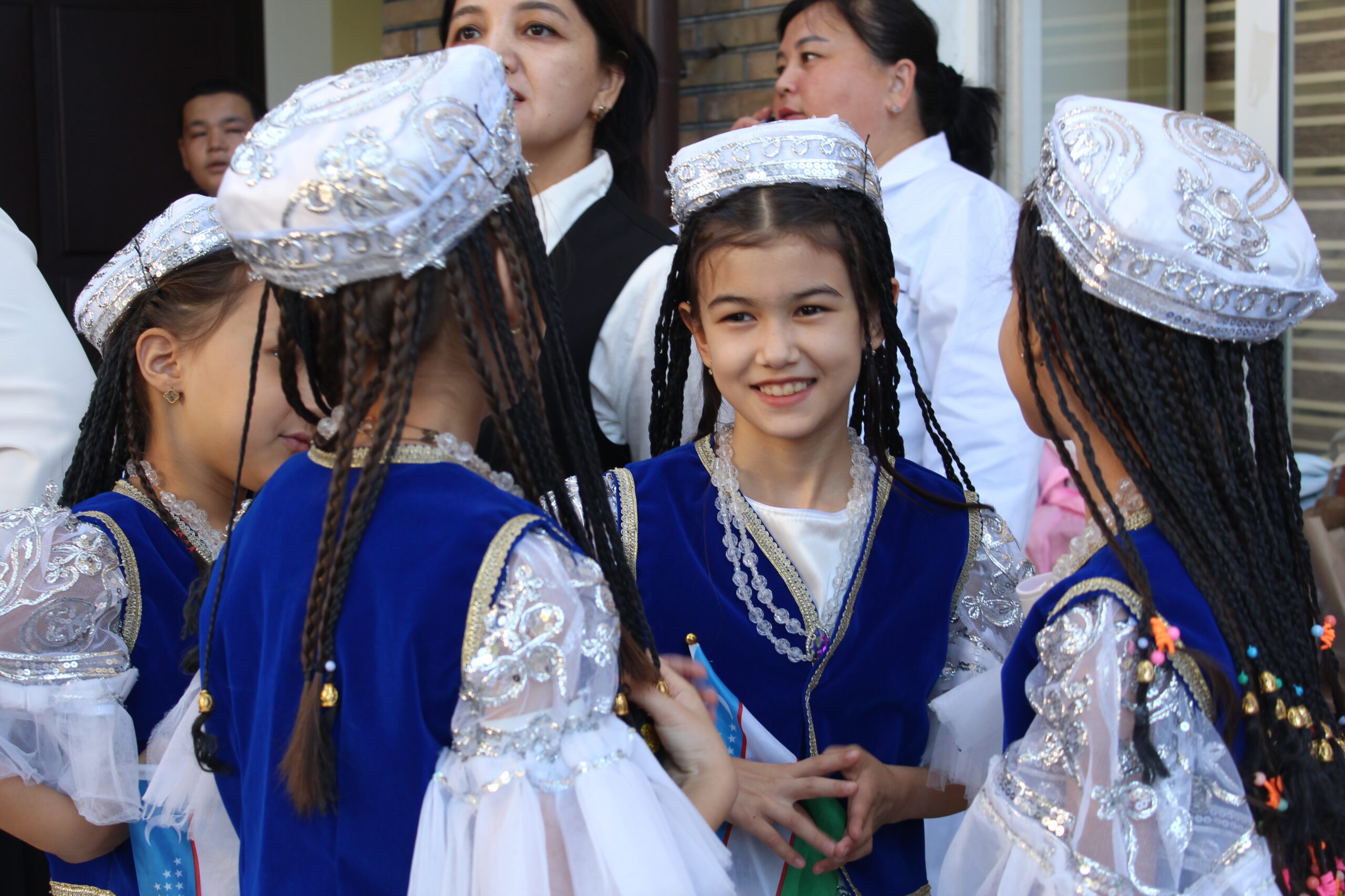 Bugundan maktablarda yangi o‘quv yili boshlandi — fotoreportaj