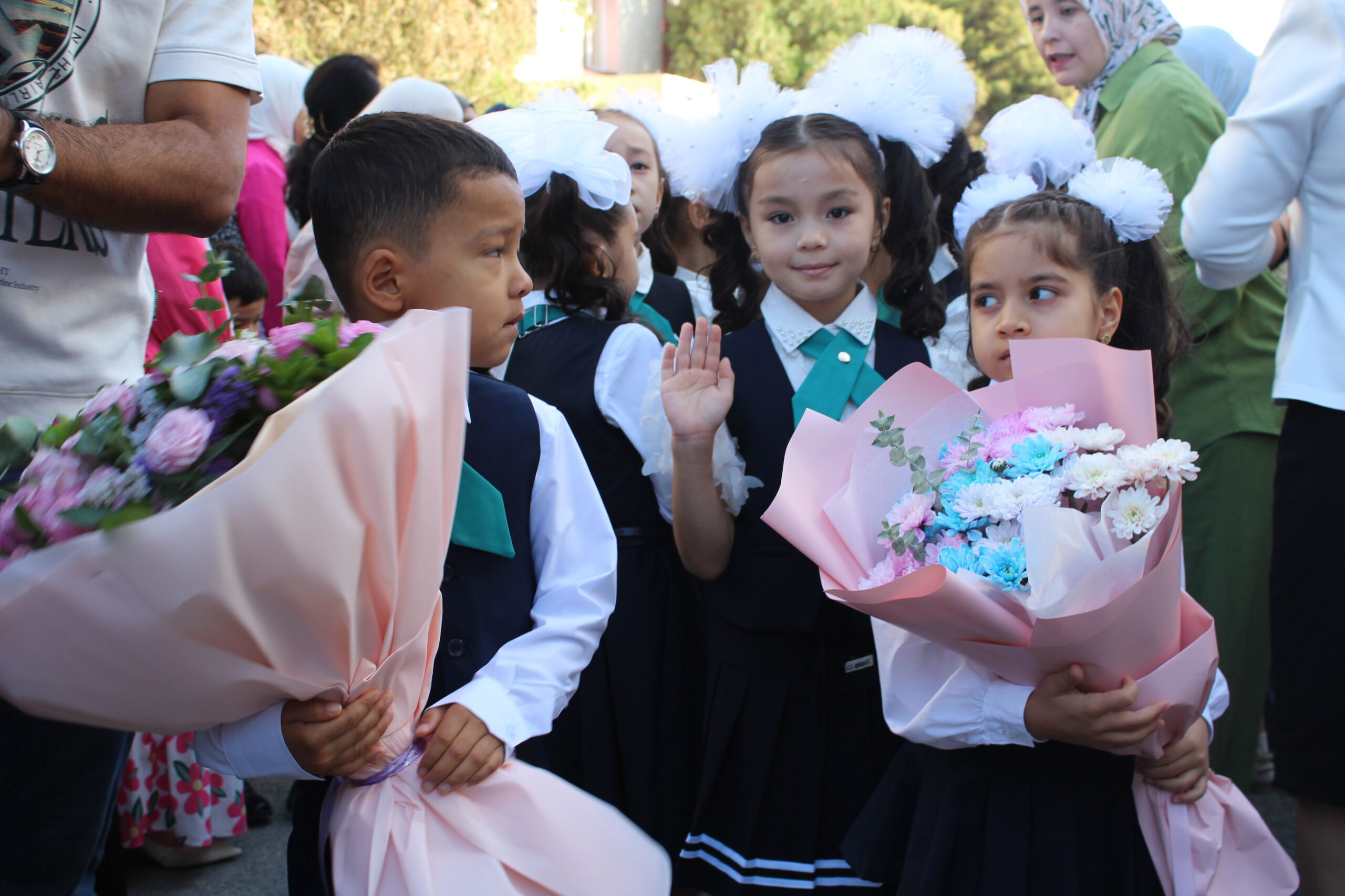 Bugundan maktablarda yangi o‘quv yili boshlandi — fotoreportaj