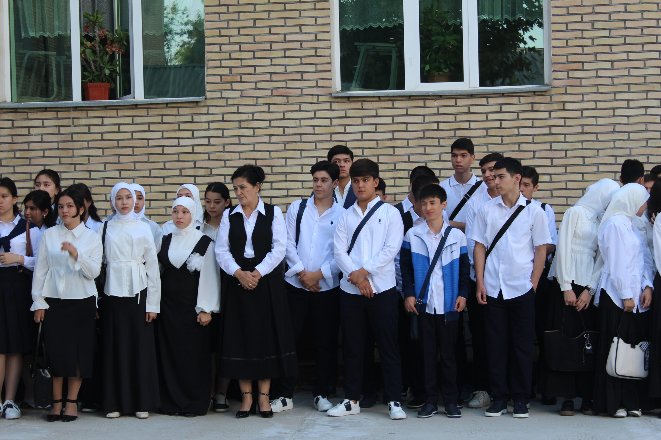 Bugundan maktablarda yangi o‘quv yili boshlandi — fotoreportaj