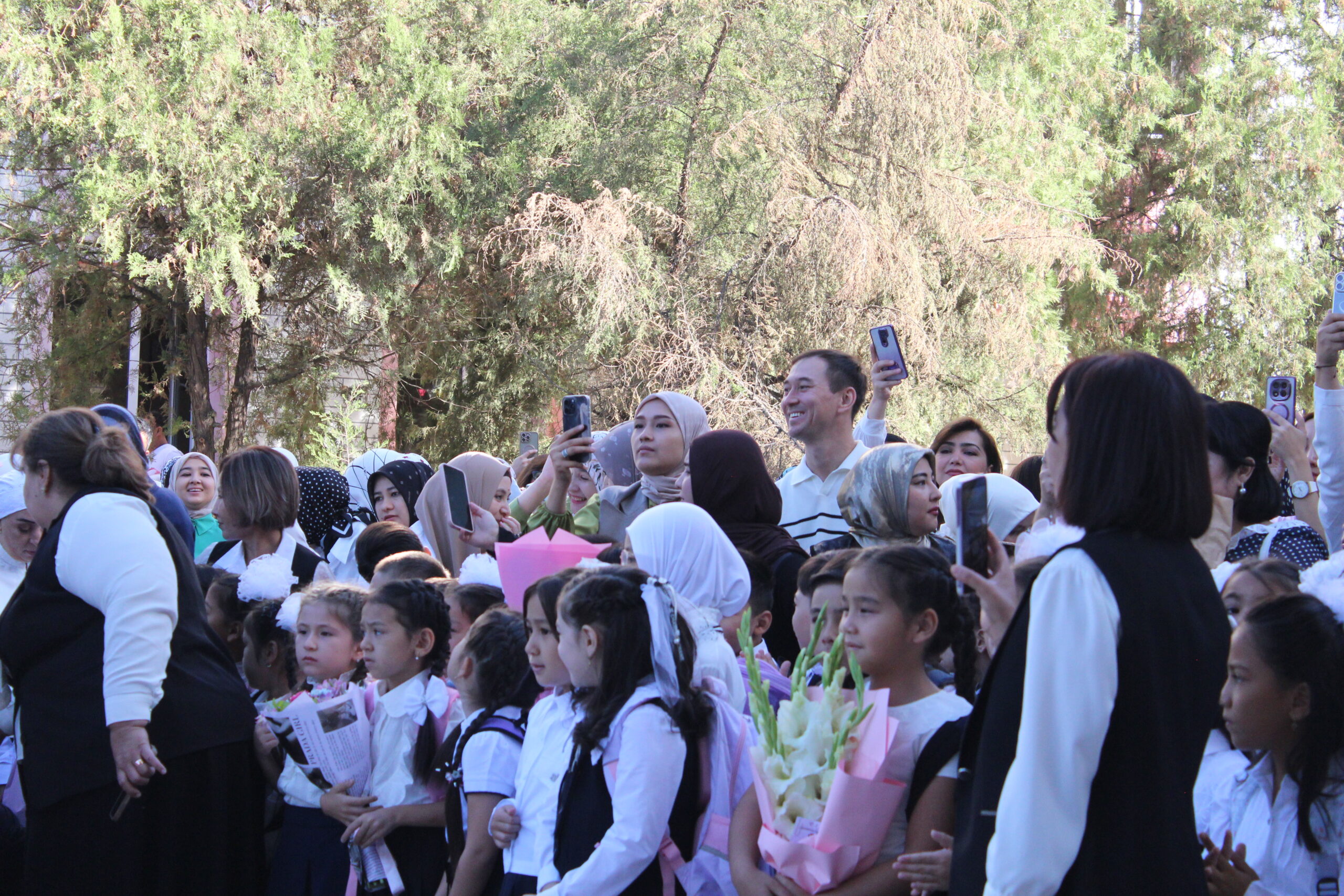 Bugundan maktablarda yangi o‘quv yili boshlandi — fotoreportaj