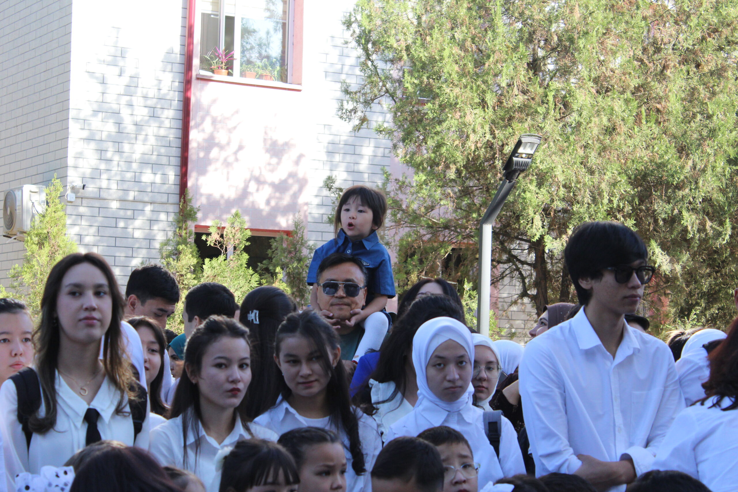 Bugundan maktablarda yangi o‘quv yili boshlandi — fotoreportaj