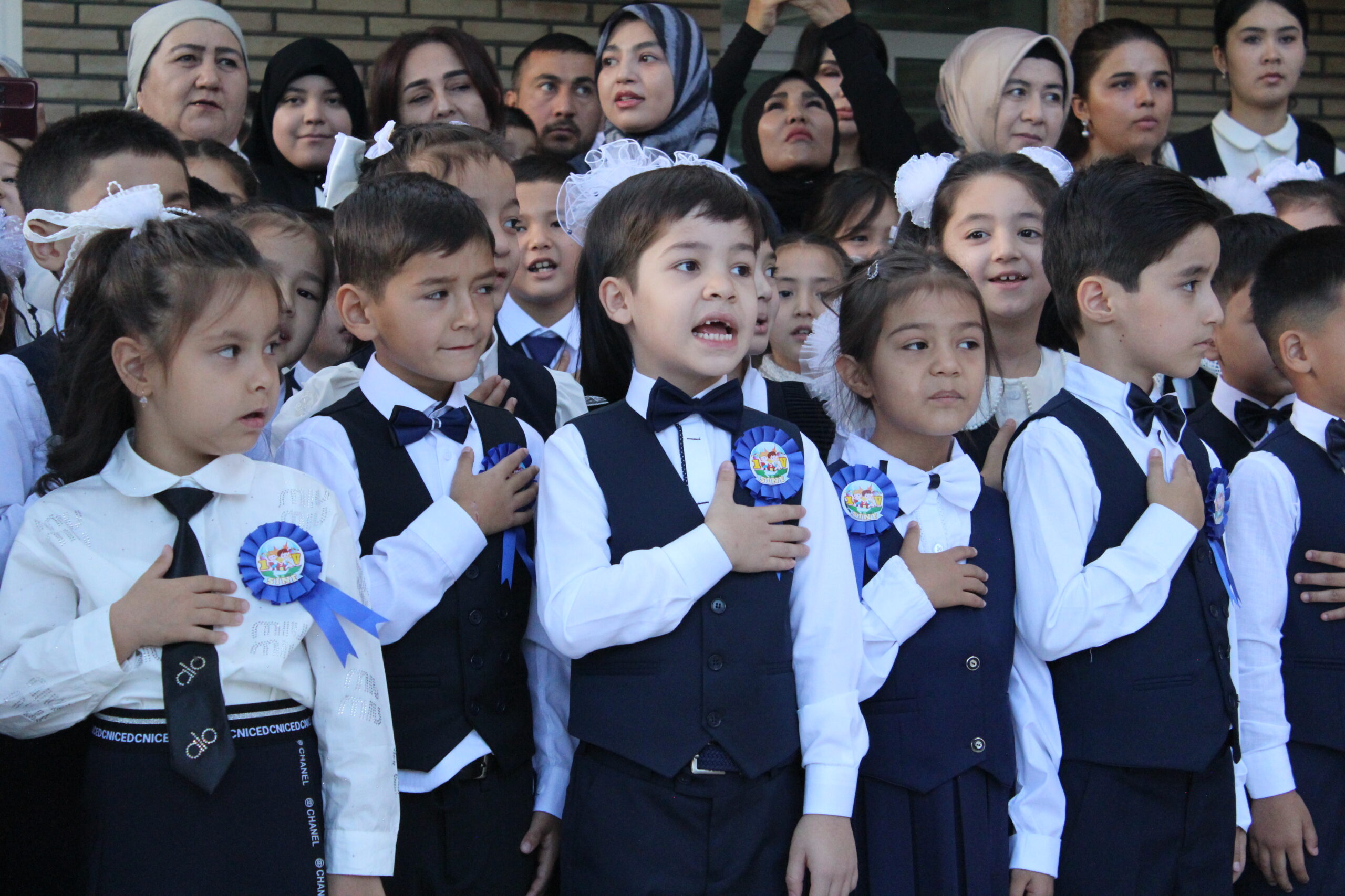 Bugundan maktablarda yangi o‘quv yili boshlandi — fotoreportaj