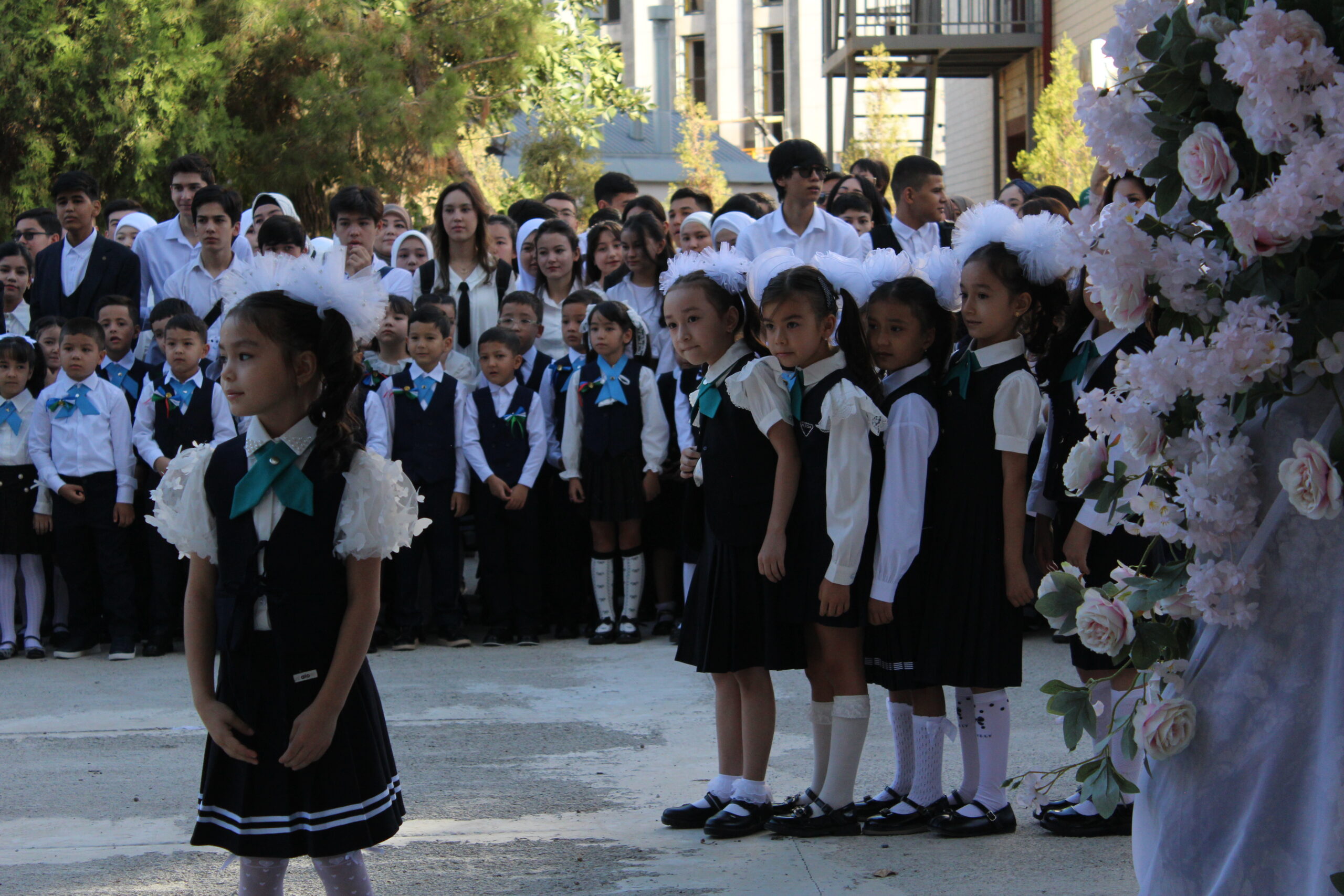 Bugundan maktablarda yangi o‘quv yili boshlandi — fotoreportaj