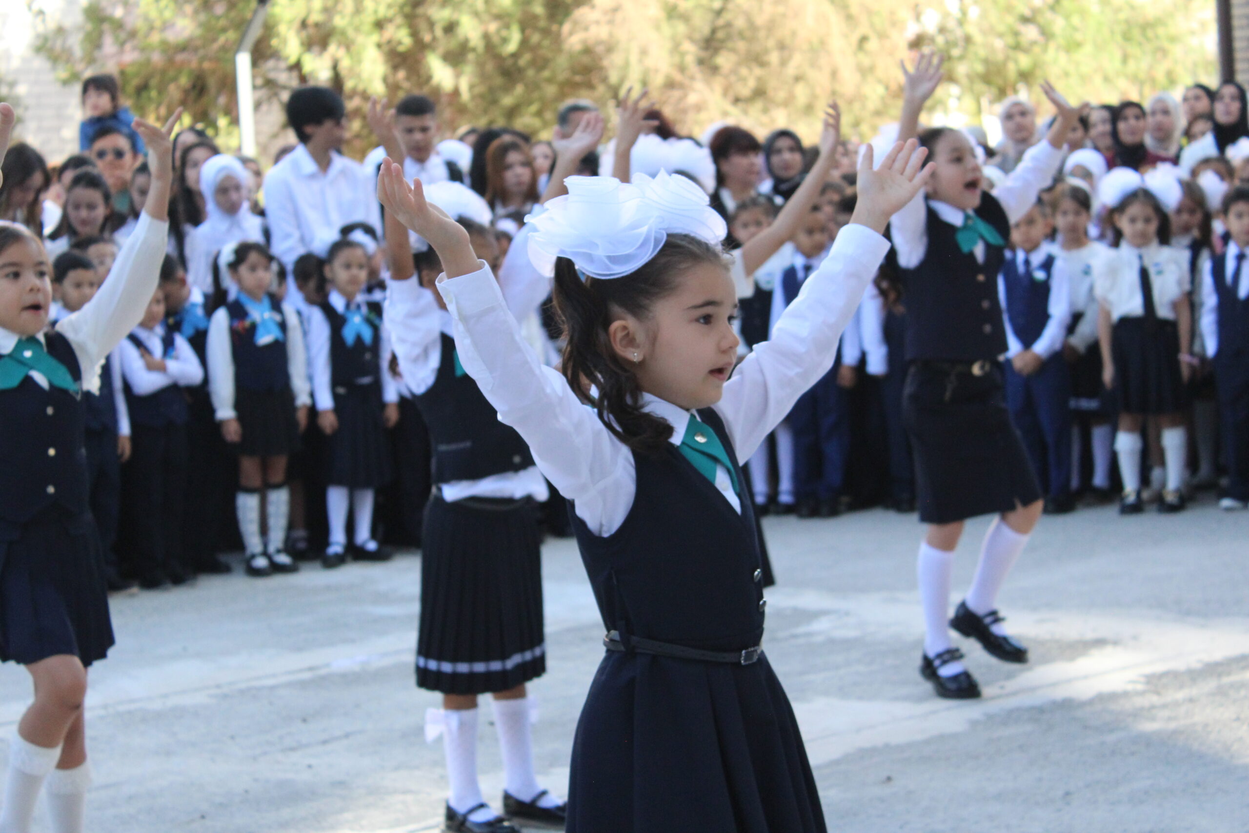 Bugundan maktablarda yangi o‘quv yili boshlandi — fotoreportaj
