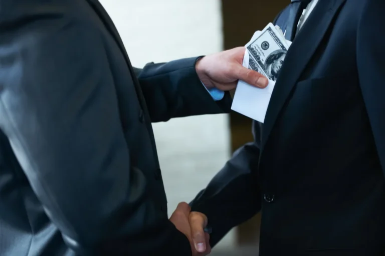 Xorazmda maktab direktori va ta’lim bo‘limi xodimi pora bilan qo‘lga olindi