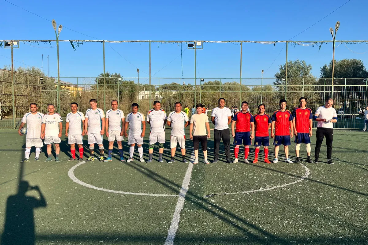 “Sportdan uzoqlashganlarni maydonga qaytarmoqchi edim”: Amudaryolik o‘qituvchi 30 yoshdan kattalar uchun mini-futbol ligasini tashkil etdi