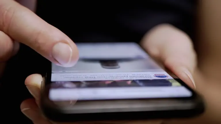 Bir video, keyin yana bir video: Nega Reels ko‘rib, ijtimoiy tarmoqda soatlab qolib ketamiz?