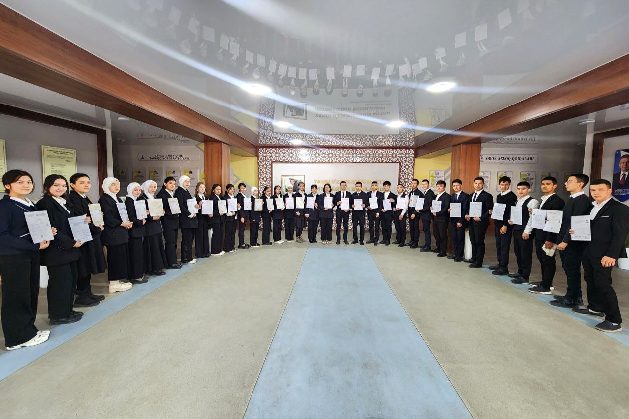 Andijonda bir maktabning 34 nafar bitiruvchisi bir vaqtda xorijiy til bilish seritifikatini qoʻlga kiritgan
