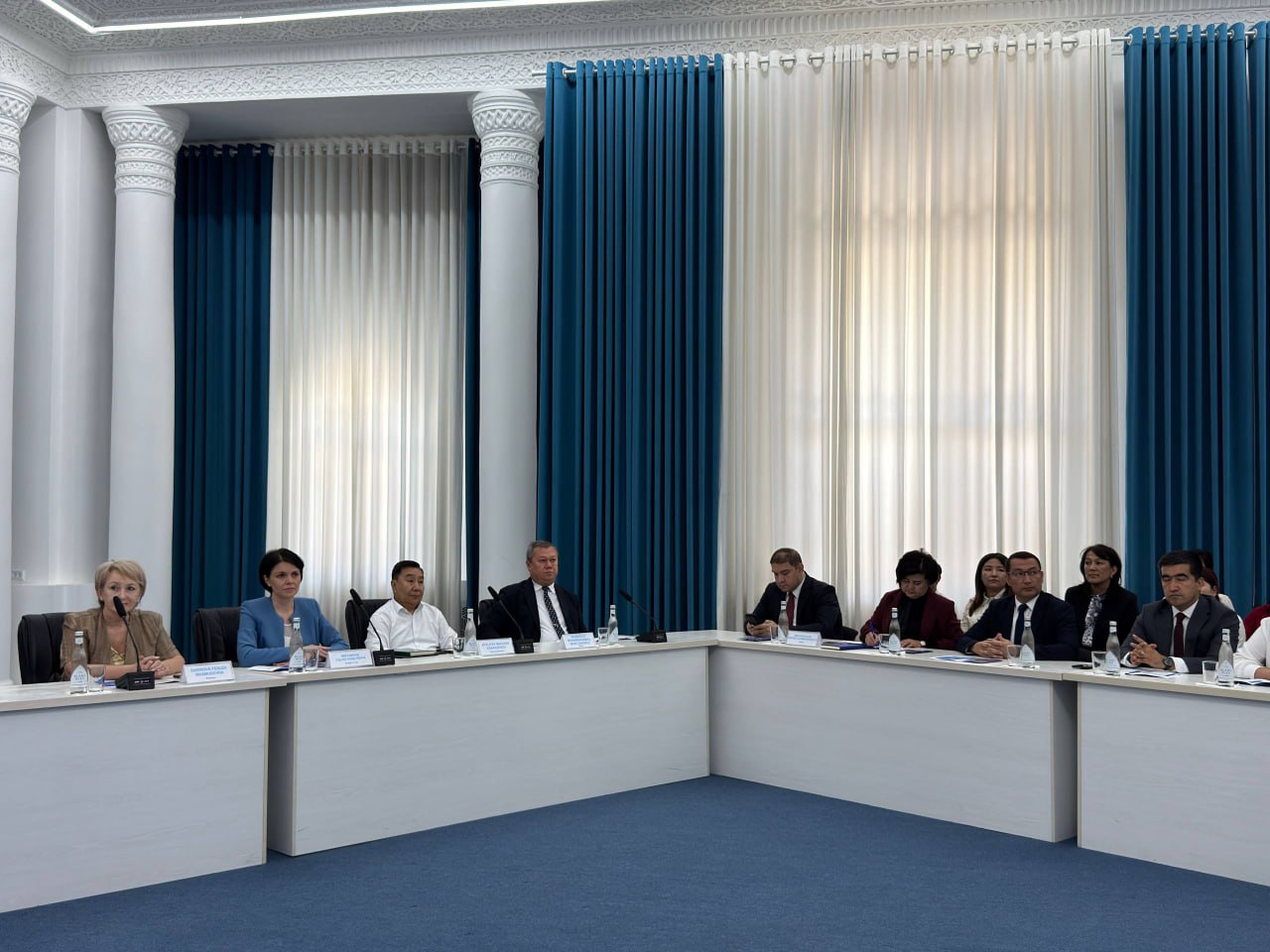 “Yosh olimlar va tadqiqotchilar maktabi” loyihasi boʻyicha davra suhbati o‘tkazildi