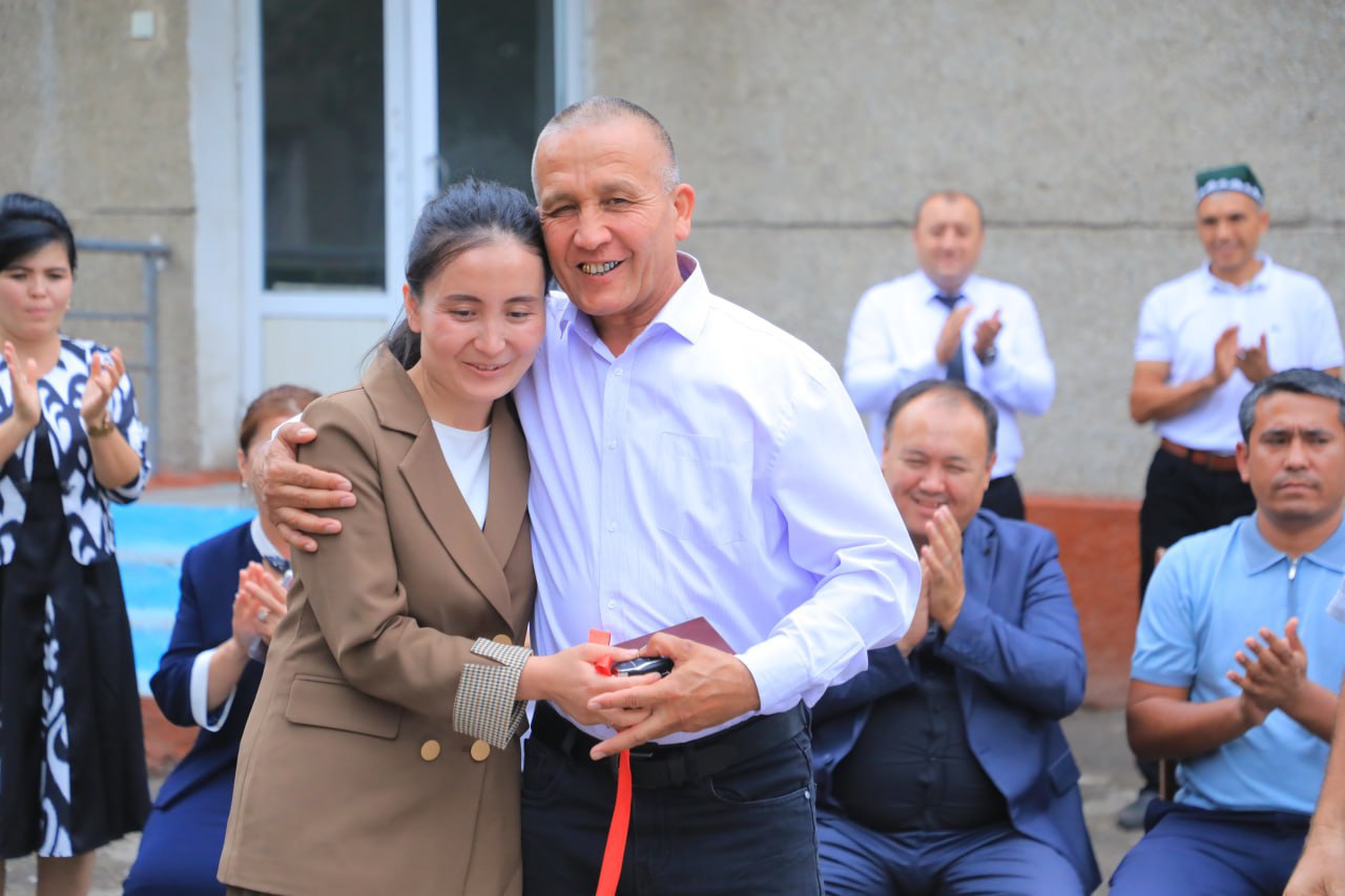 Namanganlik ustozga Prezident sovgʻasi — BYD CHAZOR avtomobili topshirildi