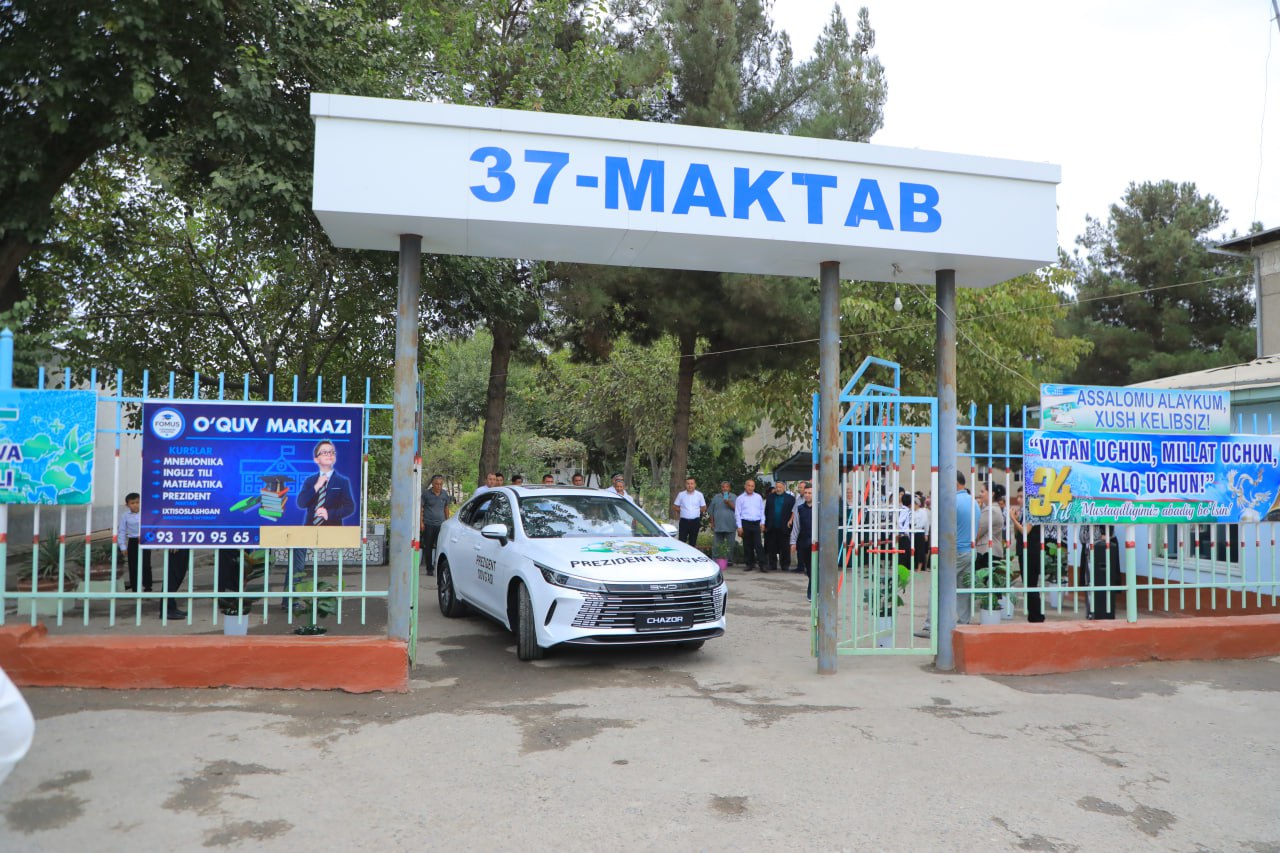Namanganlik ustozga Prezident sovgʻasi — BYD CHAZOR avtomobili topshirildi