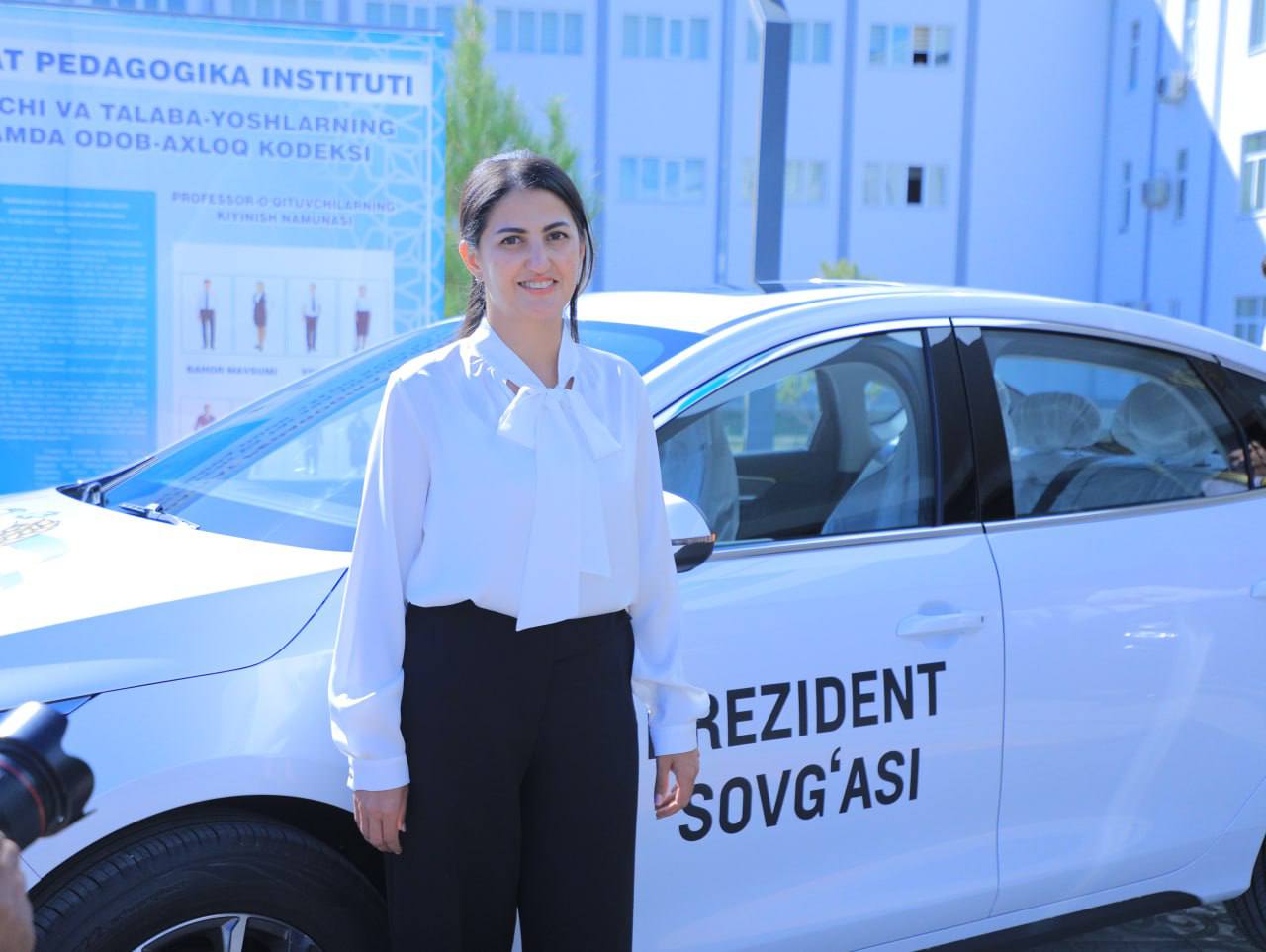 Buxorolik muallimaga Prezident sovg‘asi — BYD CHAZOR avtomobili topshirildi
