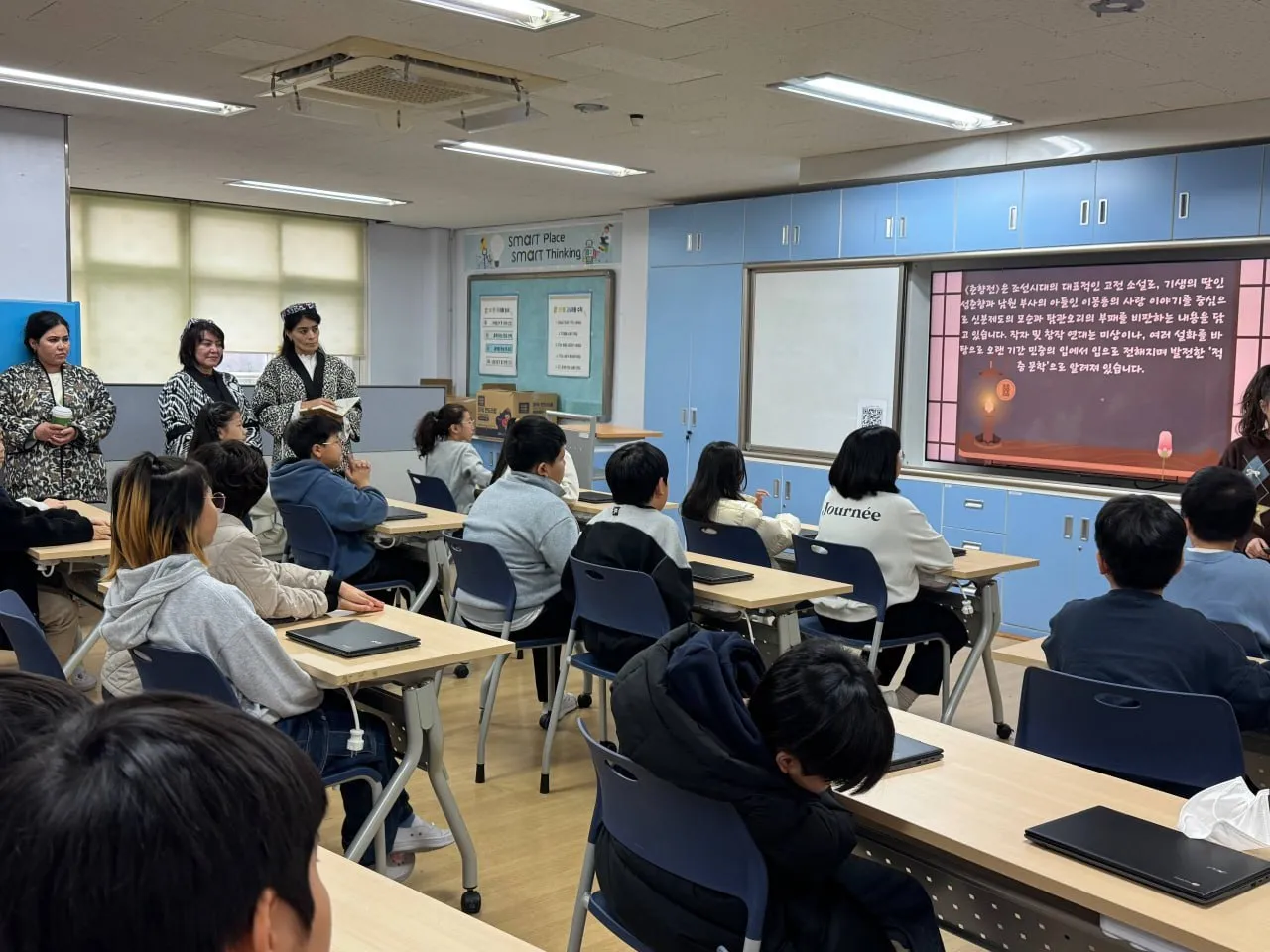 Buxorolik pedagoglar Koreyada ta’lim safarida bo‘lib turishibdi