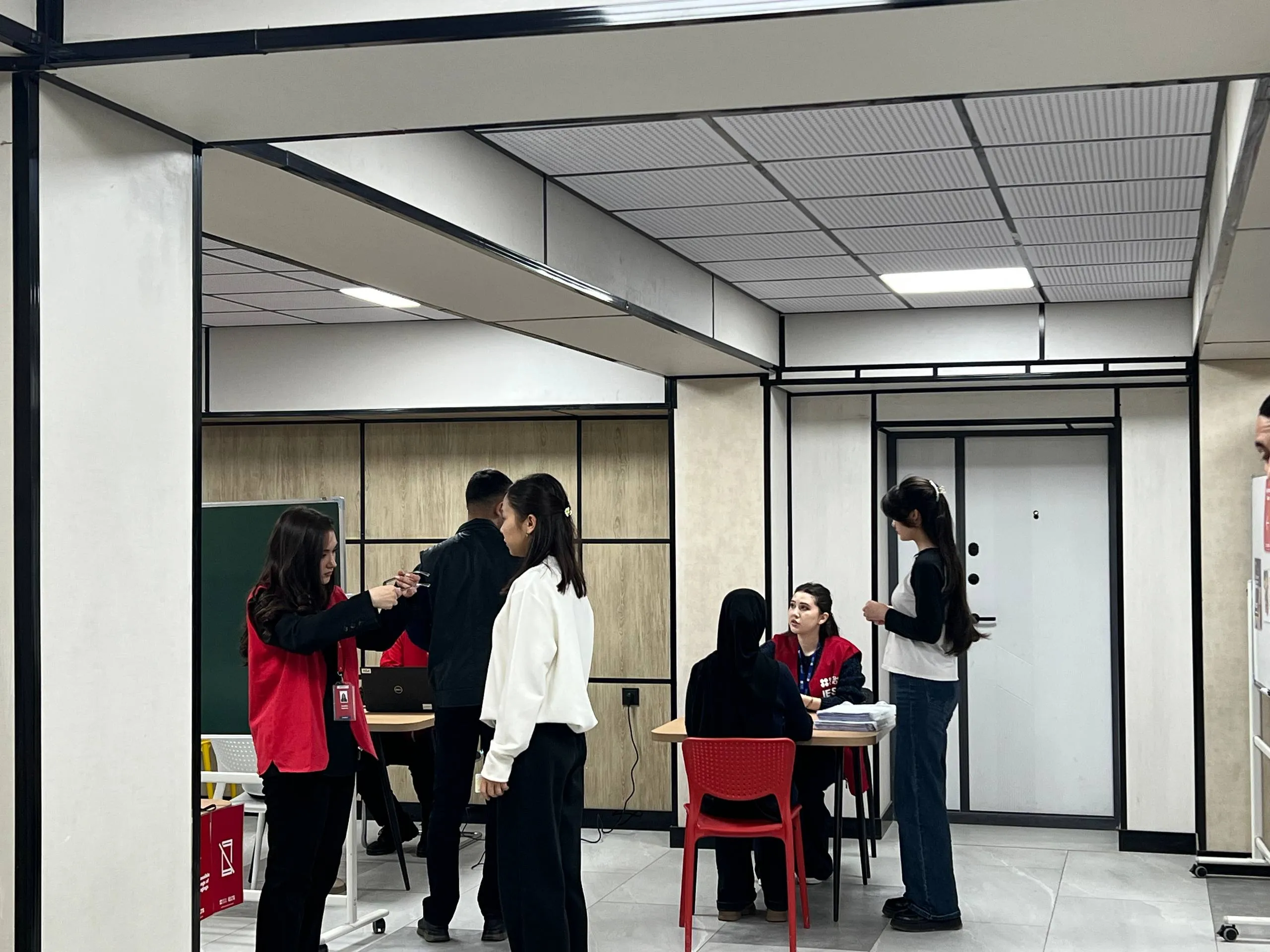 Тошкент вилоятида биринчи марта расмий IELTS имтиҳони Олмалиқдаги «Бухоро мактаби»да ўтказилди