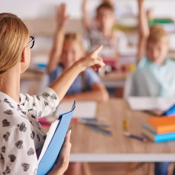 Сунъий интеллект воситалари ўқитувчиларга синфда қандай ёрдам бериши мумкин?