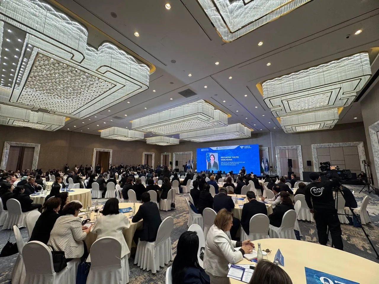 “Kelajak o‘qituvchisi sun’iy intellekt va raqamli platformalar bilan mukammal ishlashi shart” — vazir o‘rinbosari