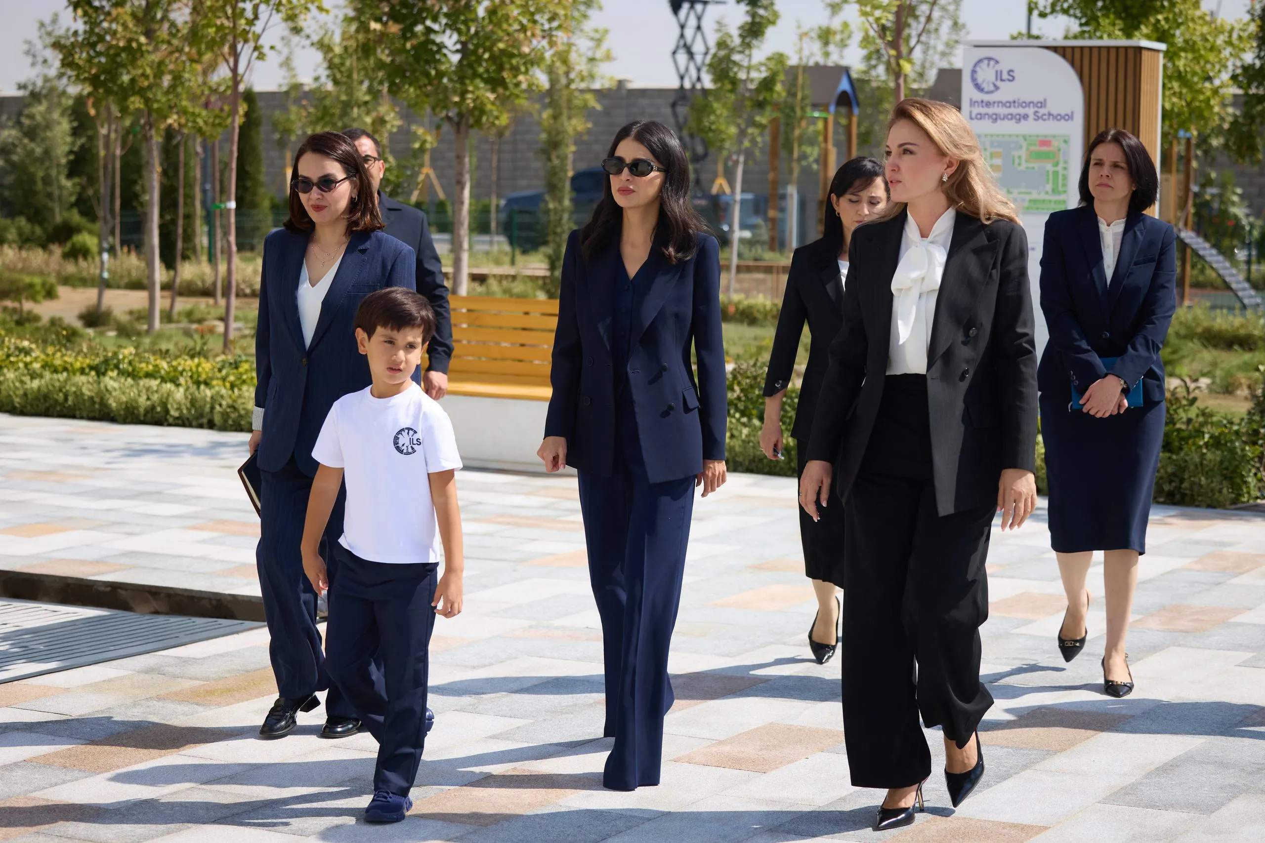 Saida Mirziyoyeva xorijiy tillarga ixtisoslashtirilgan maktab-internati faoliyati bilan tanishdi