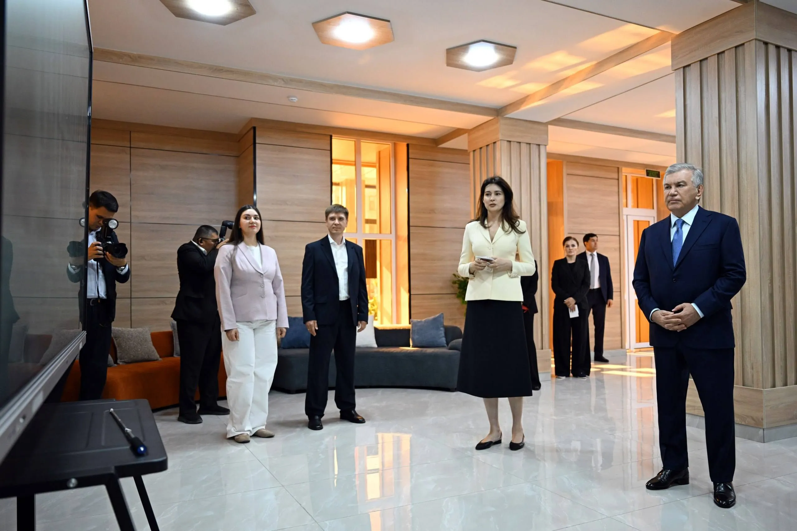 Prezident Shavkat Mirziyoyev Qoraqalpogʻiston ilmiy-amaliy tibbiyot akademiyasi faoliyati bilan tanishdi