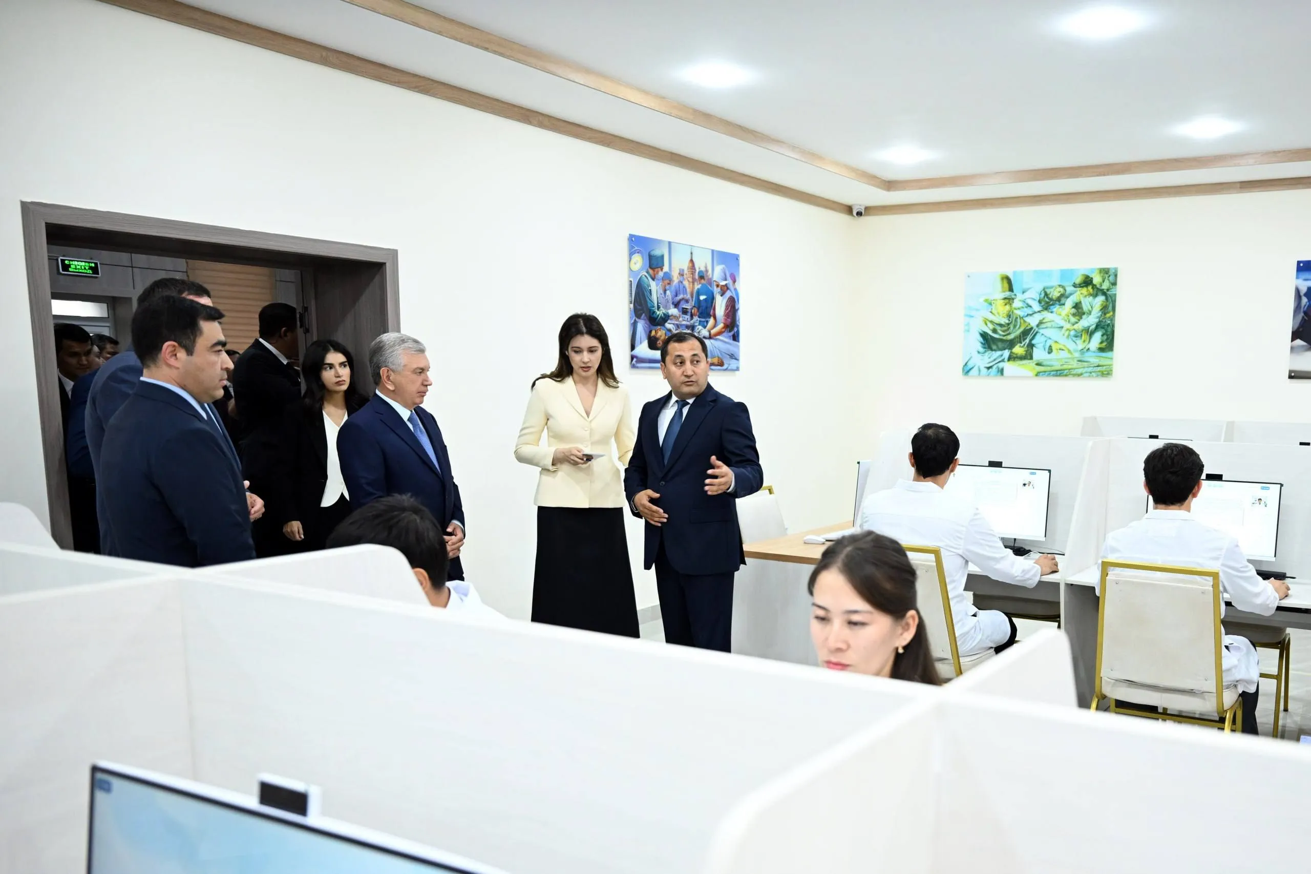Prezident Shavkat Mirziyoyev Qoraqalpogʻiston ilmiy-amaliy tibbiyot akademiyasi faoliyati bilan tanishdi