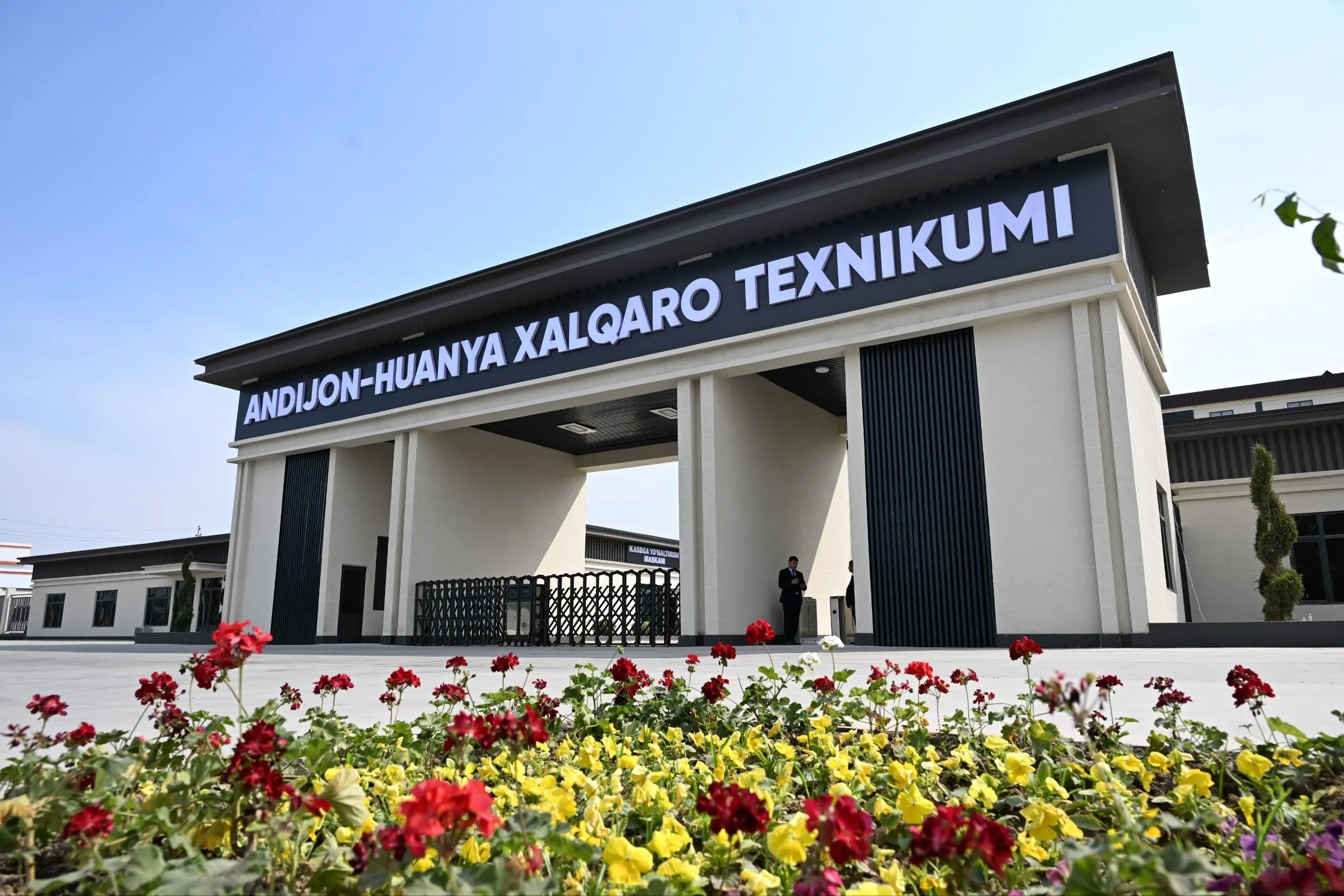 Prezident Andijondagi “Andijon-Huanya” xalqaro texnikumi faoliyati bilan tanishdi