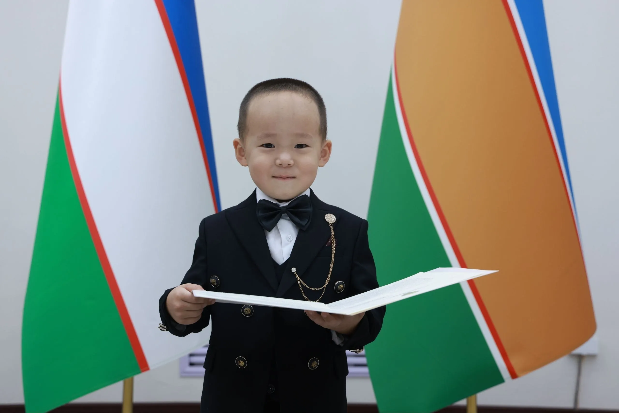 Qoraqalpog‘istonlik bolakayga Prezident sovg‘asi, uning tarbiyachisiga esa “Vatan fidoyisi” nishoni topshirildi