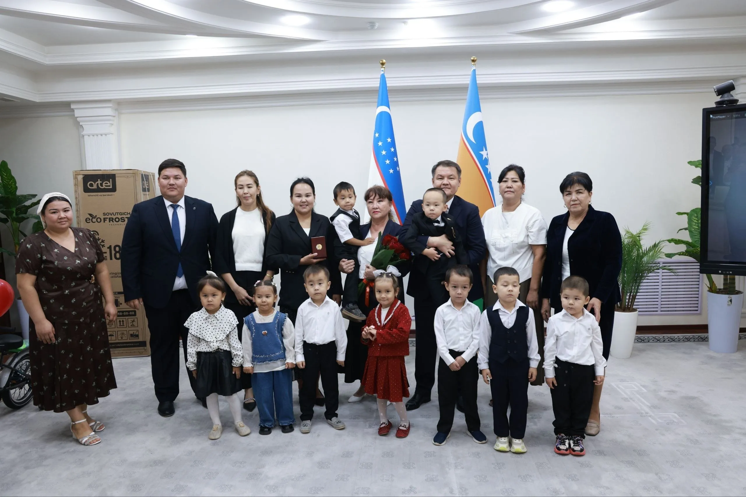 Qoraqalpog‘istonlik bolakayga Prezident sovg‘asi, uning tarbiyachisiga esa “Vatan fidoyisi” nishoni topshirildi