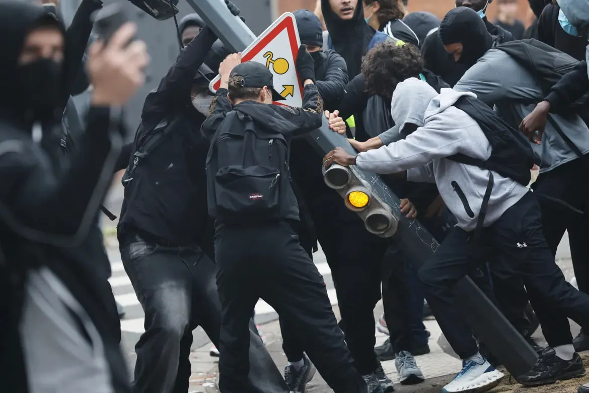 Ta’lim sharoitlari sabab Fransiyada yuzlab o‘quvchilar namoyishga chiqdi (video)