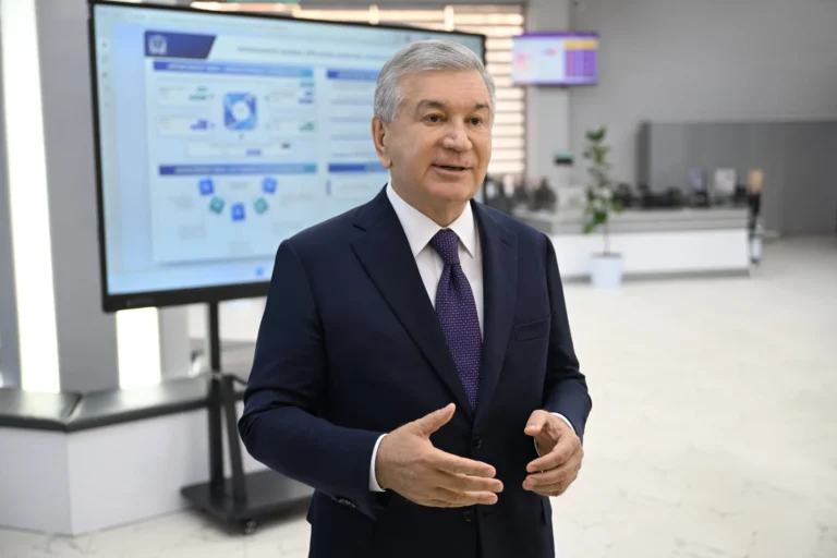 Prezident Qarshi davlat universitetidagi sharoitlar bilan tanishdi