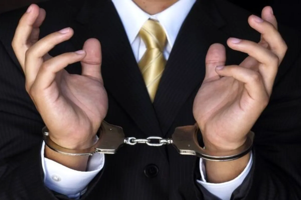 В Андижане начальник ОДШО, его заместитель и четверо директоров школ были задержаны во время игры в азартные игры