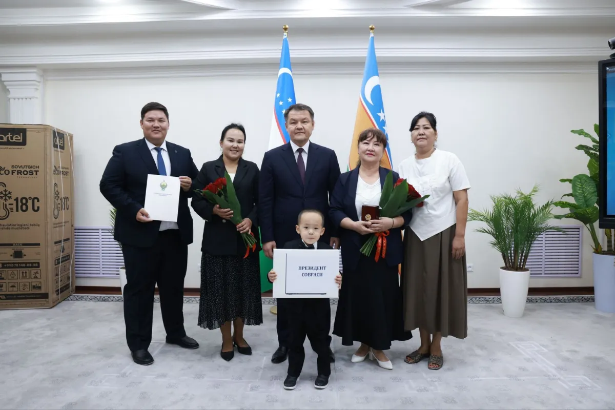 Qoraqalpog‘istonlik bolakayga Prezident sovg‘asi, uning tarbiyachisiga esa “Vatan fidoyisi” nishoni topshirildi